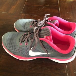 Women Nike running or workout tennis shoes